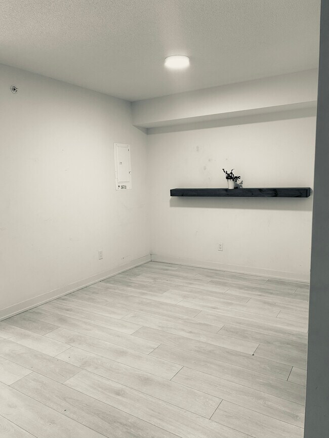 Photo du bâtiment - 1 + DEN BED - 1 BATH - BURLINGTON - CONDO