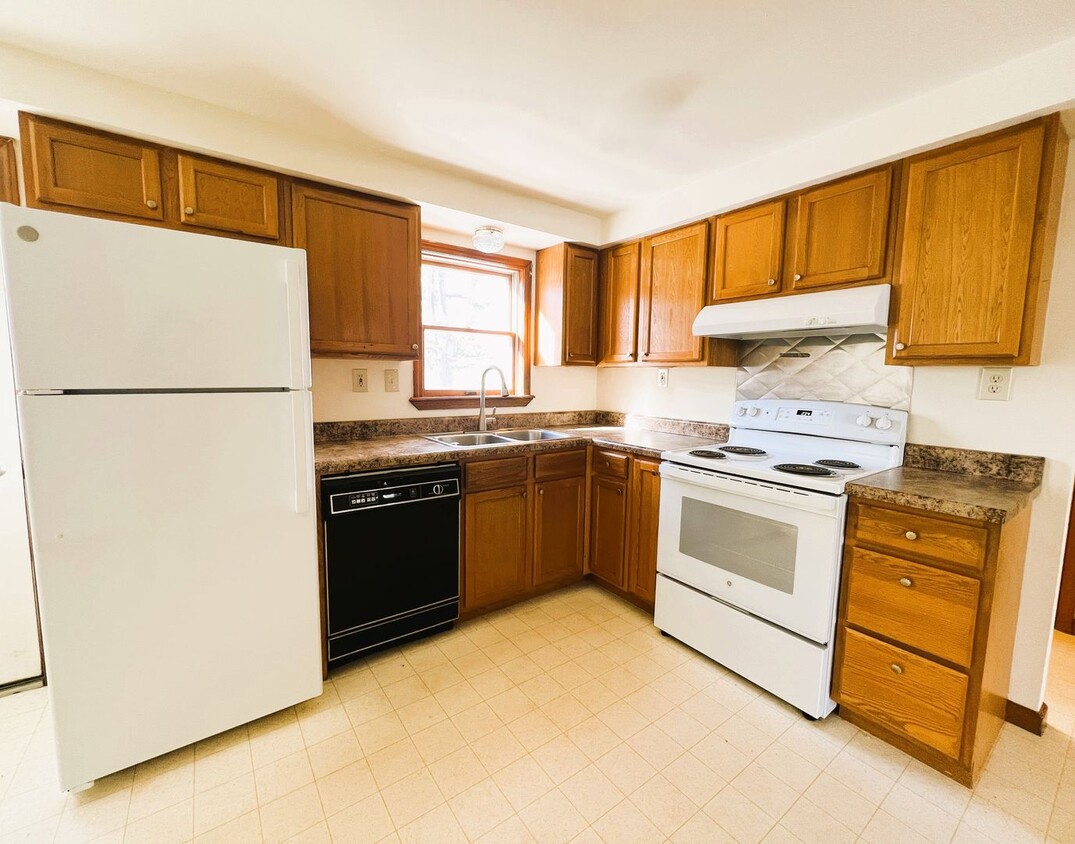 Primary Photo - Spacious & Updated 2-Bedroom Apartment in ...