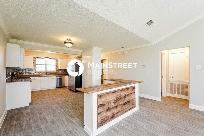 Building Photo - 3 Bedroom Pet-Friendly Home in Mesquite, TX with Main Street Renewal