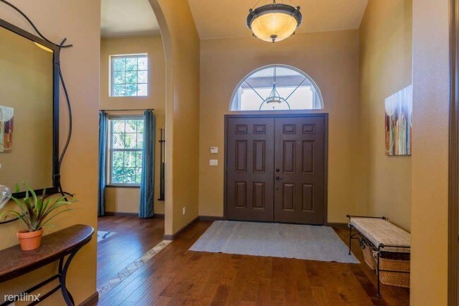 Foto del edificio - 5 br, 4 bath House - 2209 E Lexington Ave