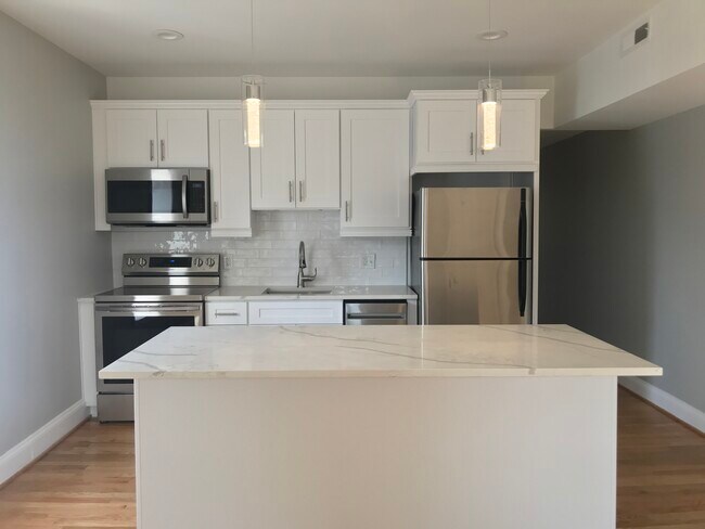 Building Photo - 865 W 36th St