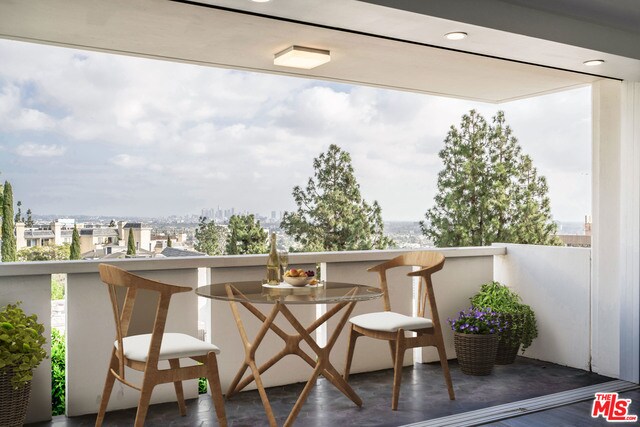 Foto del edificio - 8787 Shoreham Dr