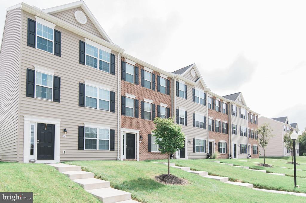 Foto principal - 10 Breezewood Dr