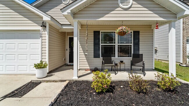 Foto del edificio - Beautiful 3 Bedroom Home in Port Wentworth with Fenced Backyard and Community Pool