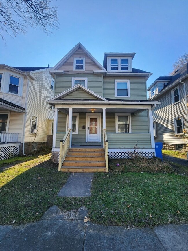 Building Photo - Four Bedroom, Two Bathroom Single Family Home!