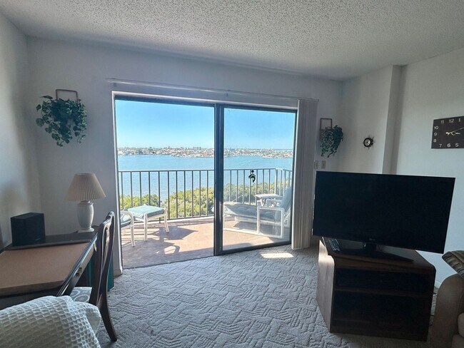 Foto del edificio - Waterfront Furnished 1 Bed, 1.5 Bath at Chateau Towers – 9th Floor with Balcony