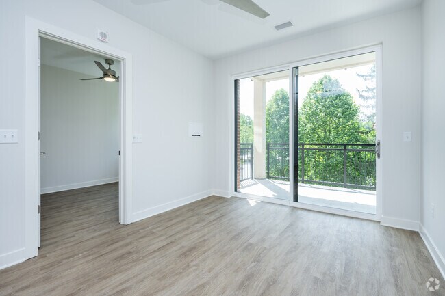 Unidad final de 1 dormitorio - Sala de estar - Reed Creek Greenway Apartments