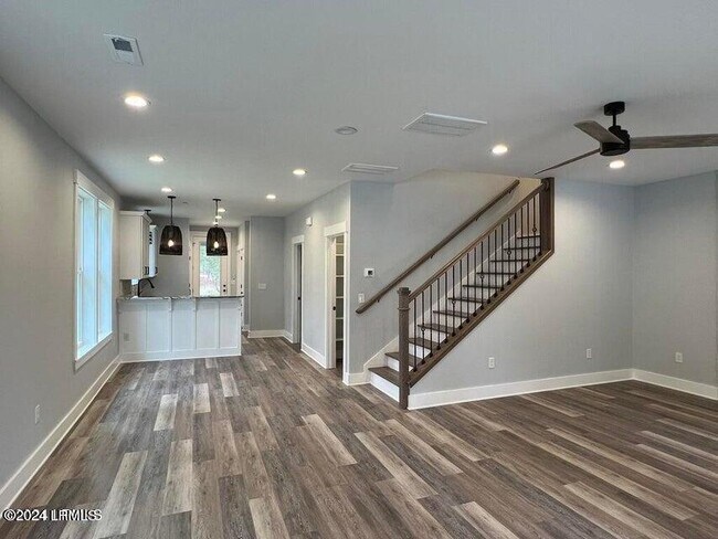 Building Photo - 58 Founders Oak Wy