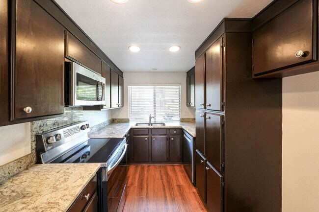 Foto del edificio - Beautiful 2 bedroom Irvine Townhome