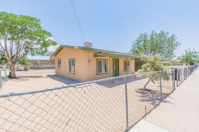 Foto del edificio - Adorable updated 2 Bedroom 1 Bath Home on ...