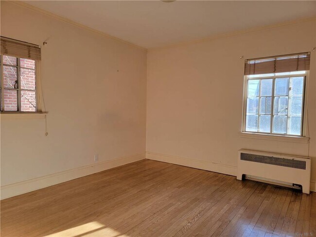 Foto del edificio - 64-30 Ellwell Crescent
