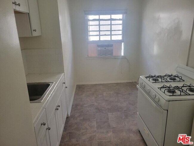 Foto del edificio - 8551 Holloway Dr