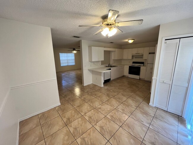 Building Photo - 3BR 2.5BA Townhome in Thatchers Landing at...