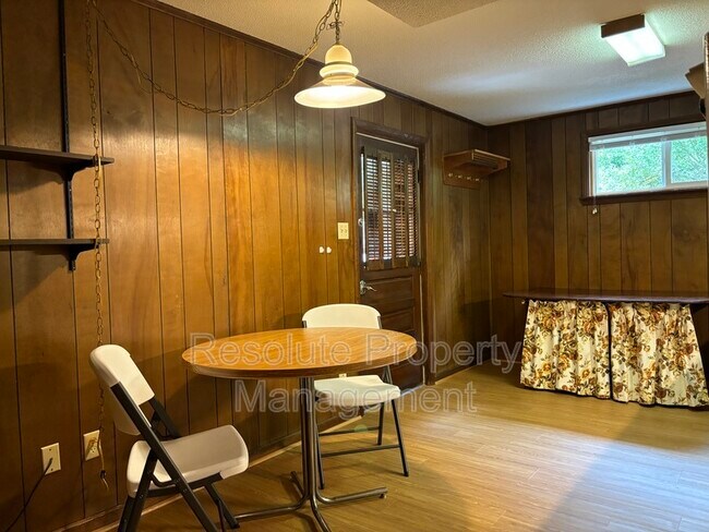 Building Photo - 905 Hardimont Rd