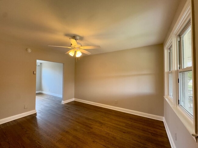 Building Photo - 433 Oakwood Rd