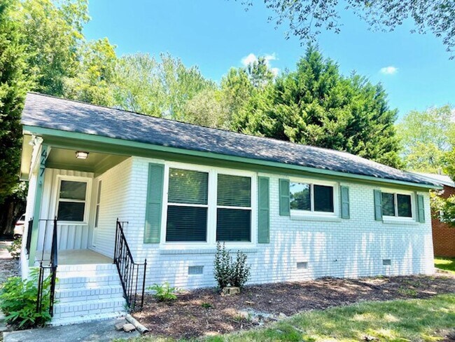 Foto del edificio - Charming Brick Ranch in Downtown Matthews ...