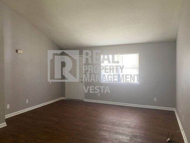 Building Photo - Spacious Three Bedroom House in South Macon