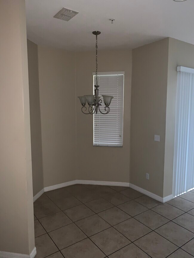 Foto del edificio - 1011 Crestwood Commons Ave
