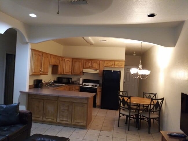 Foto del edificio - Modern town home with AC. 3/2. Covered, off-street parking, easy care yard.  Ample kitchen. Lamin...