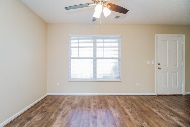 Foto del edificio - 305 Stewart Springs Dr