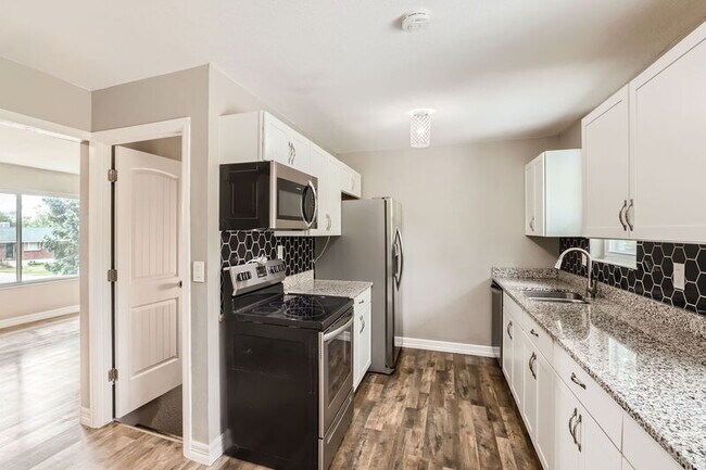 Building Photo - 10 S Garo Ave