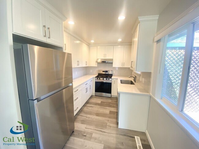 Foto del edificio - $3195 - Remodeled 2Bed/1 Bath Duplex in th...