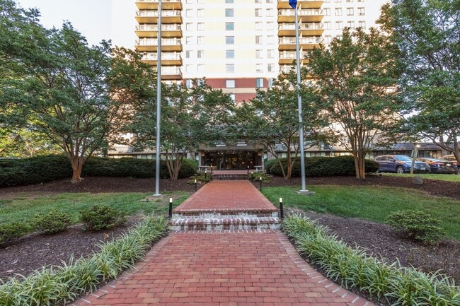 Building Photo - Alexandria Spacious One Bedroom-All Energy...