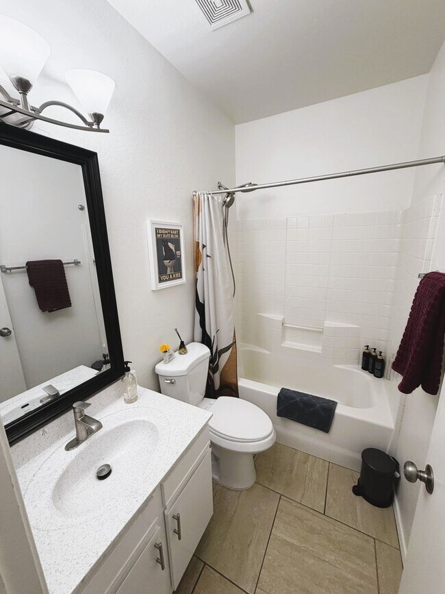 Foto del edificio - Spacious, Stylish, Sharp 2 bed 2 bath 1 car garage and Gated Community!
