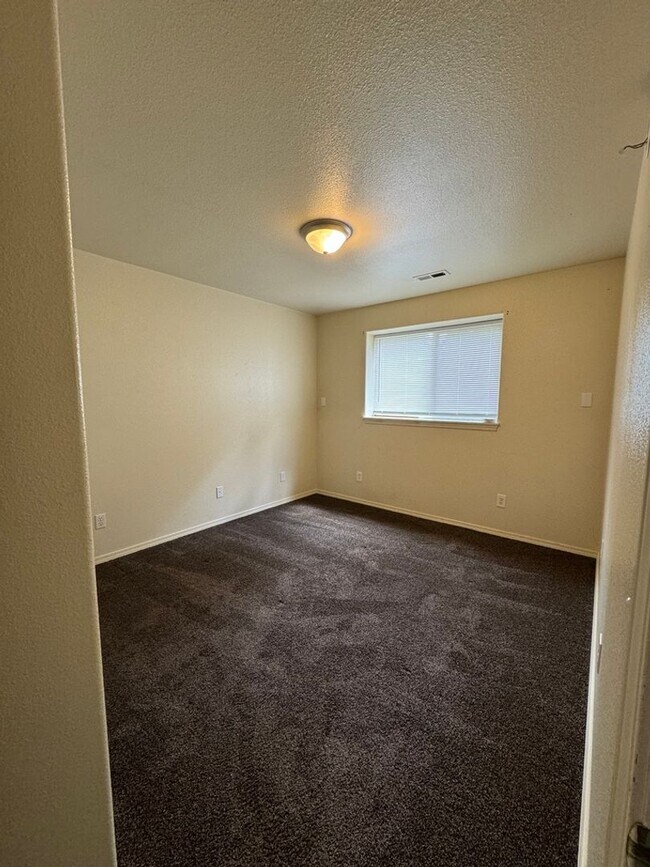 Building Photo - Attractive Dupelx Near Downtown CDA