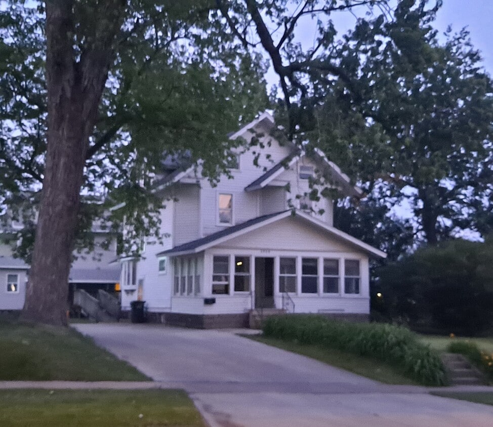 2522 College Street directly across from the UNI campus - 2522 College St