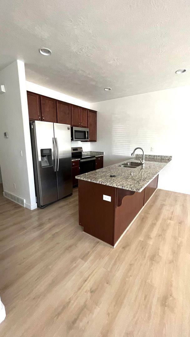 Foto del edificio - 3 Bedroom/2 Bathroom Townhome In Bluffdale