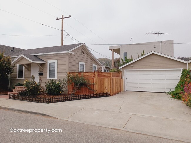 Building Photo - Charming 2 bedroom 1 bath with fenced yard