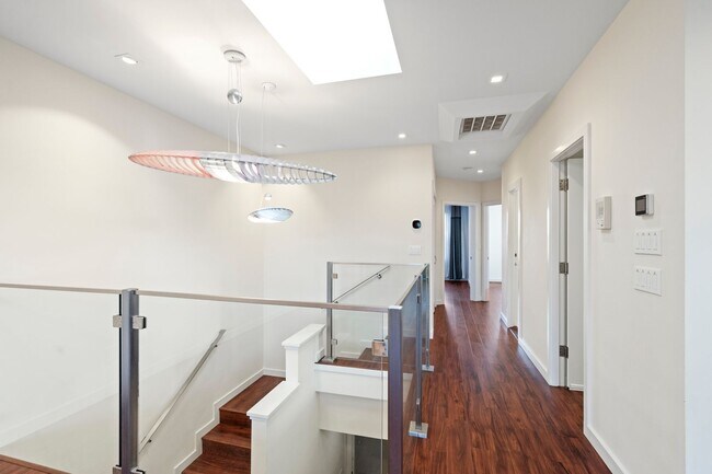 Foto del edificio - 2 bed, 1 Bath Penthouse Style Flat - Sunse...
