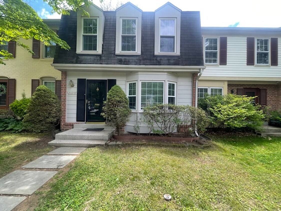 Foto principal - NICE TOWNHOME IN MONTGOMERY VILLAGE WITH F...