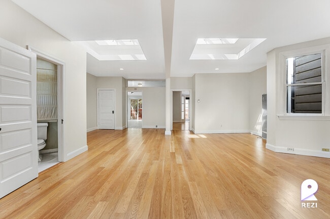 Building Photo - 162 Langton St
