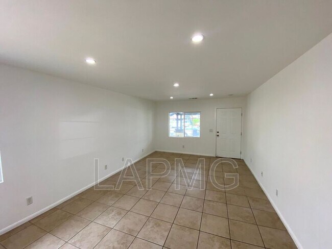 Building Photo - 432 N Maclay Ave