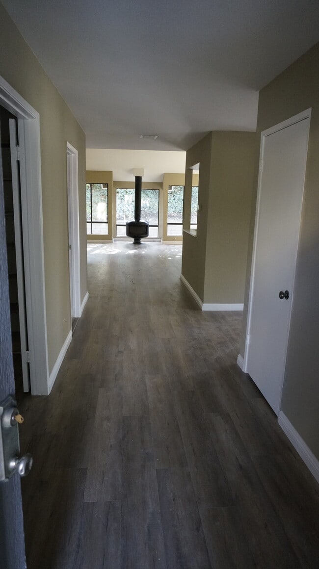 Building Photo - 16268 Glencove Dr
