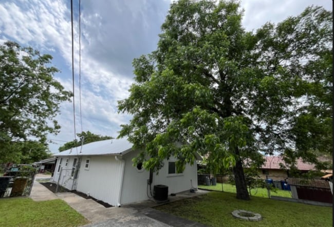 Building Photo - 1904 E 10th St