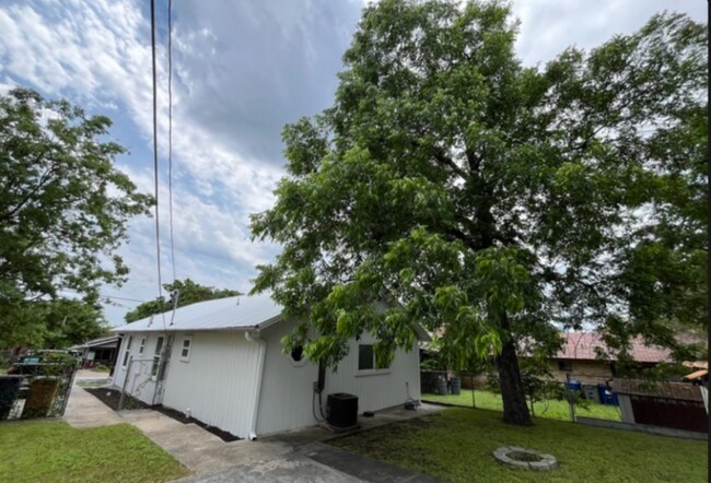 Foto del edificio - 1904 E 10th St