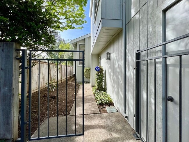 Foto del edificio - Three Bedroom Napa Condo on River Walk