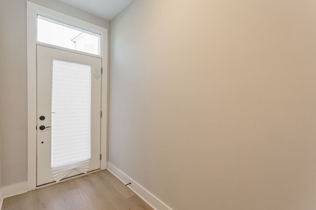 Building Photo - Downtown Townhome!