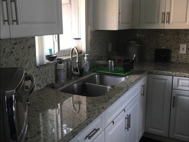 Foto del edificio - Centrally Located 3/2 Available Soon