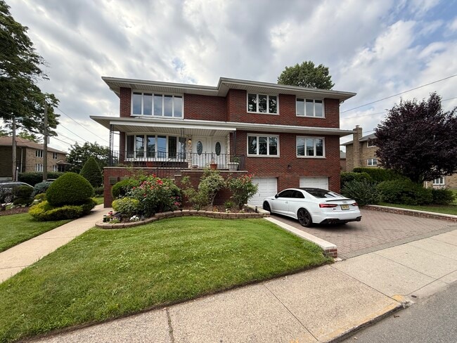 Building Photo - 2357 Linwood Ave