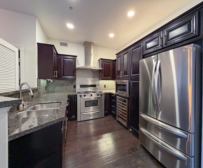 Foto del edificio - Beautiful Penthouse - 2bd 2 ba