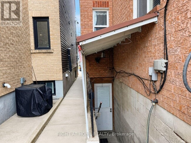 Building Photo - 380 Lansdowne Ave