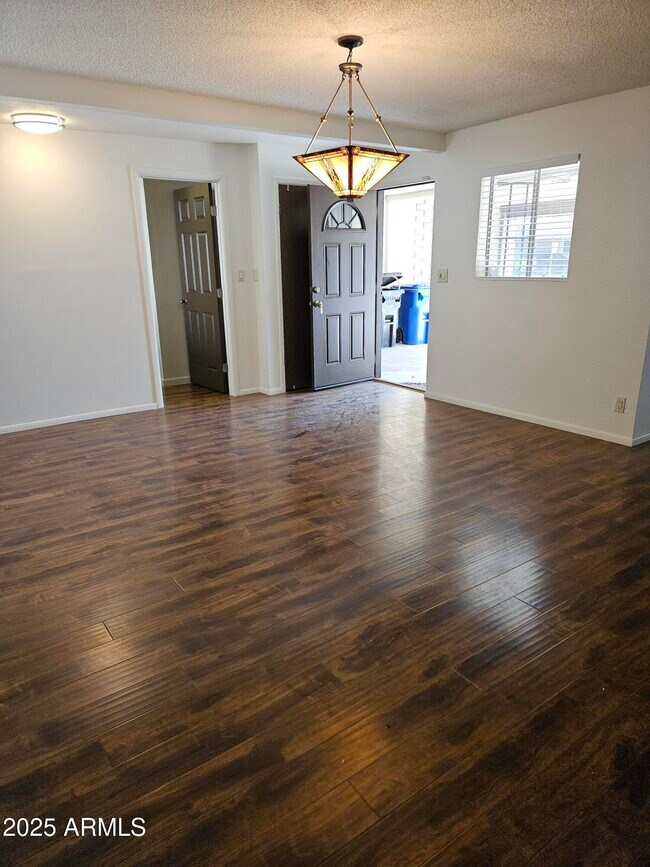 Foto del edificio - 332 N Dobson Rd