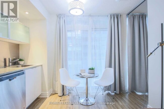 Building Photo - 705-4k Spadina Ave.