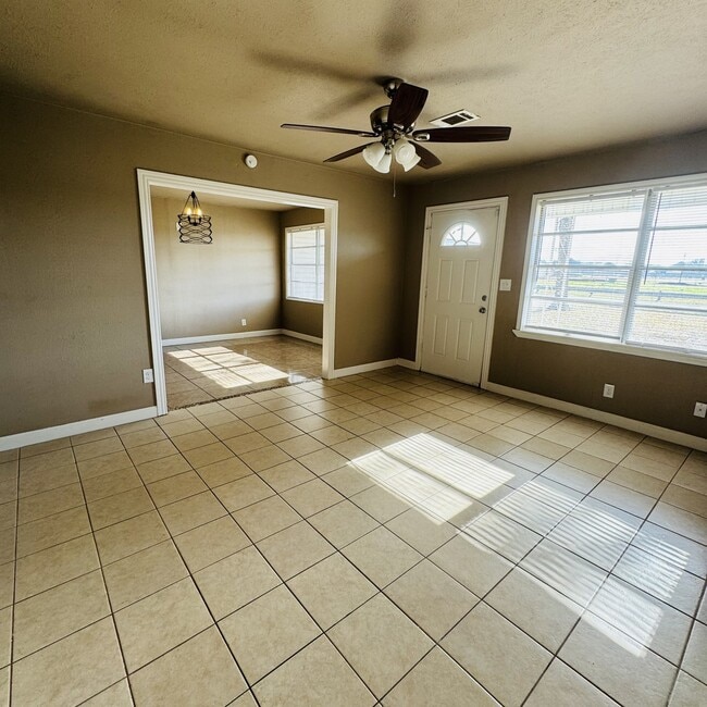 Building Photo - 5569 Sonnier Ln