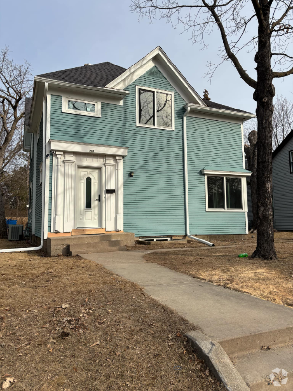 Building Photo - 718 6th Ave S