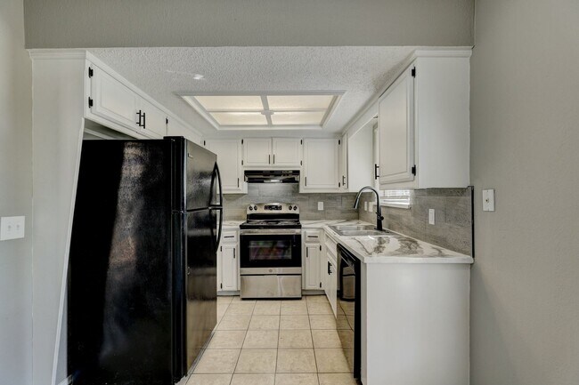 Building Photo - Duplex Available Now!